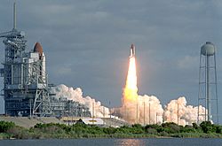 Archivo:STS-31 Launch - GPN-2000-000684