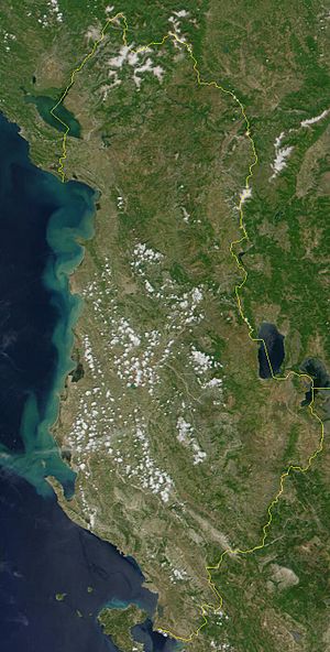 Archivo:Satellite image of Albania in June 2000