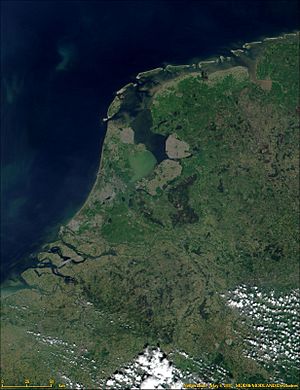 Archivo:Satellite image of the Netherlands in May 2000