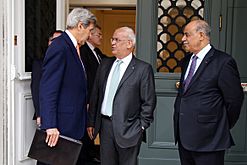 Archivo:Secretary Kerry Chats With Chief Palestinian Negotiator Saeb Erekat (28365668300)