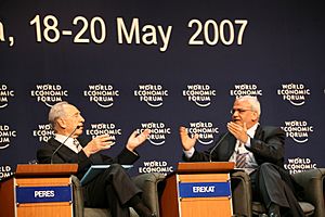 Archivo:Shimon Peres, Saeb Erekat - World Economic Forum on the Middle East Dead Sea Jordan 2007