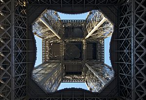 Archivo:Sous la Tour Eiffel 1