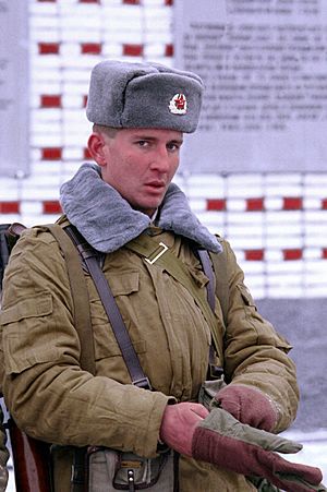 Archivo:Soviet soldier DN-SC-92-04942