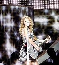 Archivo:Taylor Swift - Fearless Tour - Los Angeles 02 cropped
