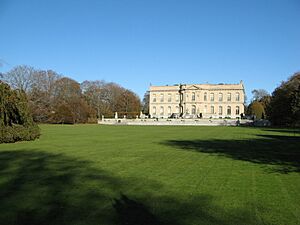 Archivo:The Elms as seen from across its back lawn. You can clearly see here how it was modeled on the French Chateau d'Asineres. - panoramio