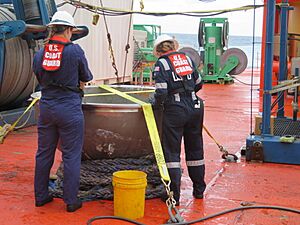 Archivo:U.S. Coast Guard marine safety engineers conduct a survey of the aft titanium endcap from Titan - 231001-G-G0000-1001