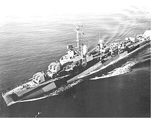 Archivo:USS Mannert L. Abele (DD-733) underway at sea on 1 August 1944 (80-G 382764)