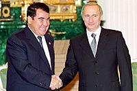 Archivo:Vladimir Putin with Saparmurat Niyazov-11