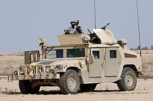 Archivo:060322-N-5438H-018 U.S. Army soldiers assigned to the Bravo Battery 3rd Battalion 320th Field Artillery Regiment along with Iraq Army soldiers from the 1st Battalion 1st Brigade 4th Division perform a routine patrol