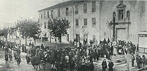 Archivo:1911-12-16, La Hormiga de Oro, Lo de Cullera (p. 794) (cropped) Aspecto que ofrecía la plaza del Juzgado de Sueca durante el Consejo de Guerra, Cabedo