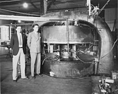 Archivo:27-inch cyclotron