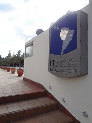 Archivo:A sign at the entrance of the FLACSO, Ecuador