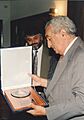 Alejandro Hales recibiendo reconocimiento ENAP