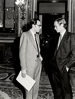 Archivo:Alfonso Guerra conversa con el secretario general de AP en el Congreso de los Diputados