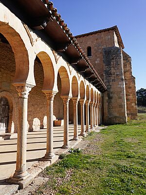 Archivo:Arcos de herradura mozárabes de San Miguel de Escalada