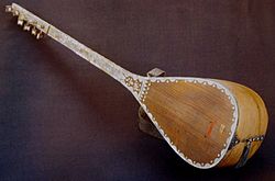 Archivo:Aserbaidschanische Volksinstrument Saz