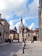 Avallon-Tour de l'Horloge depuis la place de la Collégiale Saint-Lazare