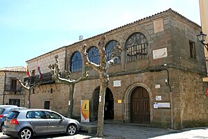Archivo:Ayuntamiento de Ledesma (15 de abril de 2017, Ledesma, provincia de Salamanca)