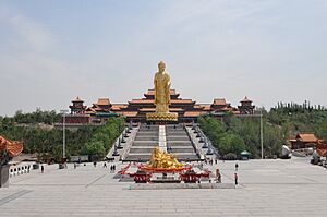 Archivo:Buddhist temple in Midong, Urumqi, Xinjiang (2)