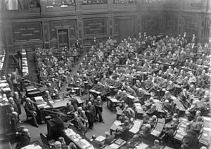 Archivo:Bundesarchiv Bild 147-0978, Reichstag, Plenarsitzungssaal