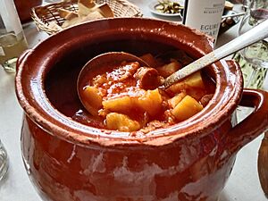 Archivo:Cazo de patatas a la riojana 2