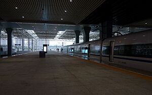 Archivo:Chengdu East train station Platform 20161122