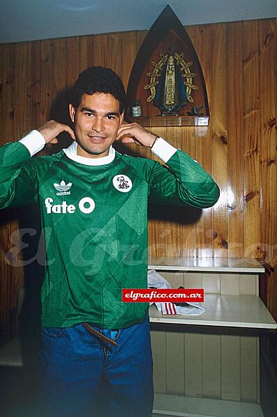 Chilavert buzo river