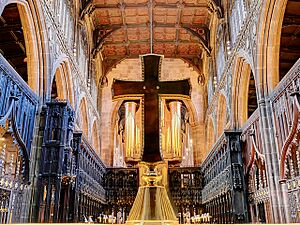Archivo:Cross and Quire, Manchester Cathedral - geograph.org.uk - 5699099
