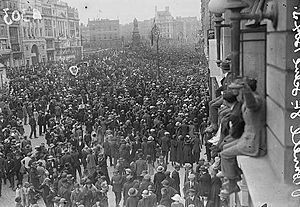 Archivo:Crowds at funeral procession of Michael Collins Dublin 1922 (6088554764)