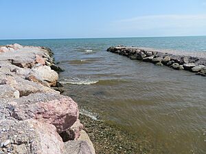 Archivo:Desembocadura del Canal de Nules al mar Mediterráneo