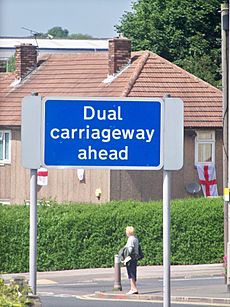 Archivo:Dual carriageway sign on North Parkway (11th June 2010)
