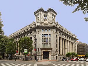 Archivo:Edificio BBVA (antiguo Banco de Comercio), Bilbao, 2017-07-23, Triplecaña retouched