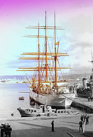 Archivo:El Galatea en la Estación Naval de la Graña 1975