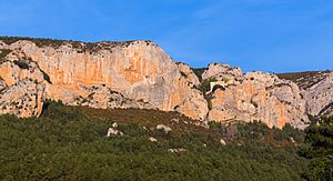 Archivo:Ermita de la Virgen de la Peña, LIC Sierras de Santo Domingo y Caballera, Aniés, Huesca, España, 2015-01-06, DD 01