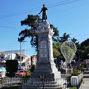 Archivo:Estatua de Miguel Hidalgo en Tehuacán, Puebla.