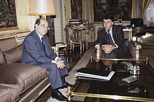 Archivo:Felipe González recibe al presidente de la CEOE. Pool Moncloa. 22 de diciembre de 1988