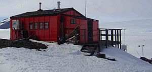 Archivo:Fossil Bluff Hut