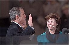Archivo:George W Bush 2001 oath