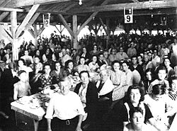 Archivo:Gibraltar Evacuee Camp, Jamaica - At Lunch