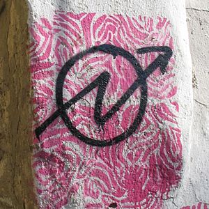 Archivo:Graffiti con simbolo okupa malaga