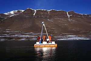Archivo:Greenland-raft-drilling hg