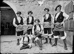 Archivo:Habitants d'Ansó amb els vestits típics