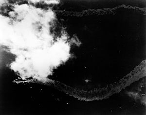 Archivo:Japanese battleship Yamato maneuvers while under attack by U.S. Navy carrier planes north of Okinawa, 7 April 1945 (NH 62581)