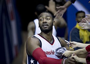 Archivo:John Wall signs autographs (Hornets at Wizards 12-14-16)