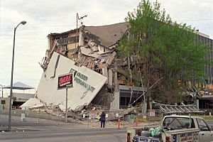 Archivo:Kaiser Permanente Building After Northridge Earthquake