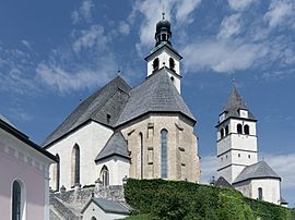 Archivo:Kitzbühel, links die Katholische Pfarrkirche Sankt Andreas Dm64400 rechts die Liebfrauenkirche Dm110107 foto92017-08-03 11.05