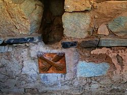 Archivo:Las Manos Cruzadas al Templo de las Manos Cruzadas a Kotosh