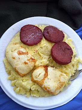 Mangu dominicano --Contenido- -Lonjas de salami fritas -Lonjas de queso blanco -Mangu o puré de plátano verde -Mantequilla --Este es un plato típico en el desayuno dominicano --República Dominicana - 2013-10-08 14-28.jpg