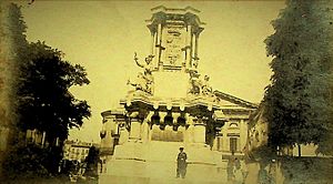 Monumento a los Fueros de Navarra. Circa 1915..jpg
