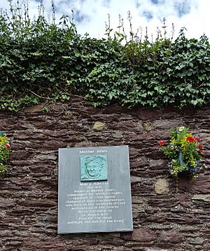 Archivo:Mother Jones Memorial in Cork Ireland